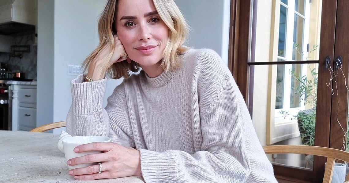 Anine Bing keittiössä nojaa kyynärpäähänsä