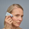 Oslo Skin Labin silmänympärysvoide: The Recipe Eye Cream levitettynä silmänurkkaan