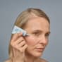 Oslo Skin Labin silmänympärysvoide: The Recipe Eye Cream levitettynä silmänurkkaan