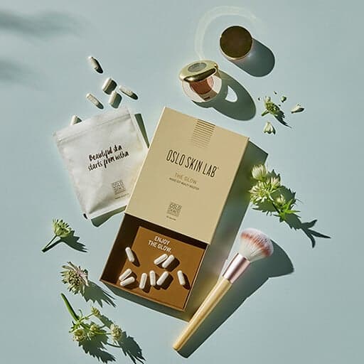 The Glow pakkaus avattuna ja kosmetiikkaa