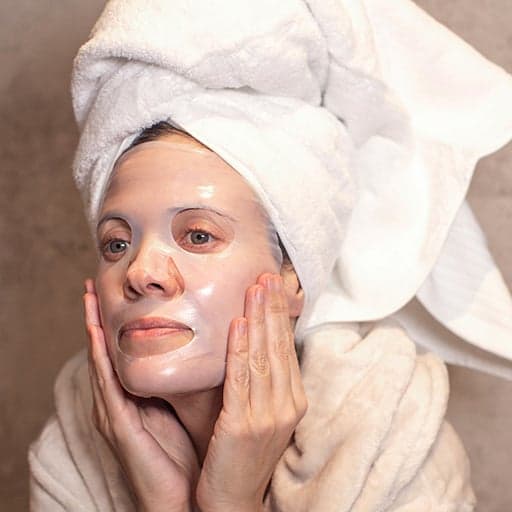 The Rescue Hydro Bomb -kasvonaamio kasvoilla